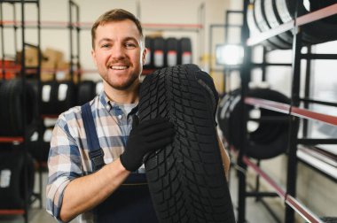 Lastik satan deneyimli bir işçi ve lastik dükkanında değiştirmek istiyor. Lastiğe odaklan.