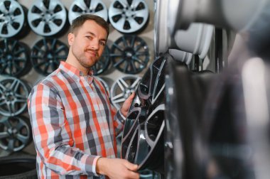 Alıcı arabası için yeni alaşım tekerlekleri seçer..