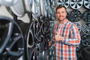 Alıcı arabası için yeni alaşım tekerlekleri seçer..