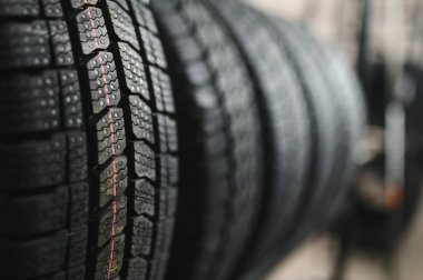 Lastik fabrikasındaki lastik ambarına yeni bir araba lastiği yerleştirildi. Lastik değiştirmesi gereken araçlara hazır olun..