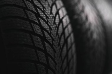 Lastik fabrikasındaki lastik ambarına yeni bir araba lastiği yerleştirildi. Lastik değiştirmesi gereken araçlara hazır olun..