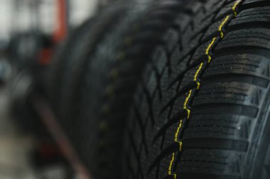 Lastik fabrikasındaki lastik ambarına yeni bir araba lastiği yerleştirildi. Lastik değiştirmesi gereken araçlara hazır olun..