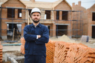 Açık havada inşaat alanında çalışan bir inşaatçının portresi..