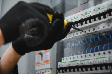 Elektrikçiler sistemdeki elektrik kablolarını, telefon santralini ve kabinedeki elektrik sistemini bağlamaya çalışıyorlar..