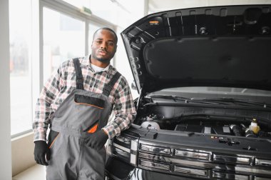 Gülümseyen araba tamircisi oto tamir servisinde.