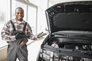 Gülümseyen araba tamircisi oto tamir servisinde.
