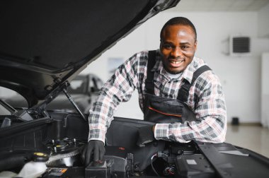 Otomatik mekanik bir rutin hizmet denetim hizmeti garajda gerçekleştirme.