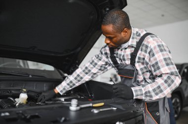 Gülümseyen araba tamircisi oto tamir servisinde.