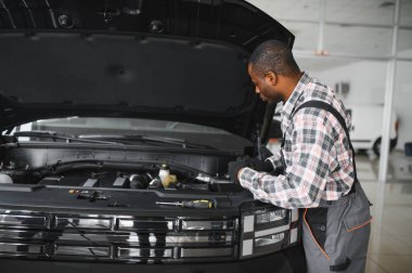 Gülümseyen araba tamircisi oto tamir servisinde.
