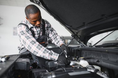 Gülümseyen araba tamircisi oto tamir servisinde.