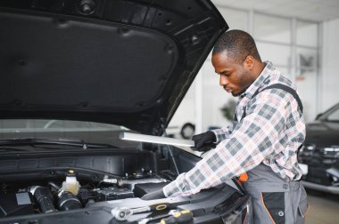 Otomatik mekanik bir rutin hizmet denetim hizmeti garajda gerçekleştirme.