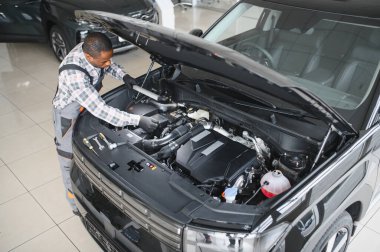 Gülümseyen araba tamircisi oto tamir servisinde.