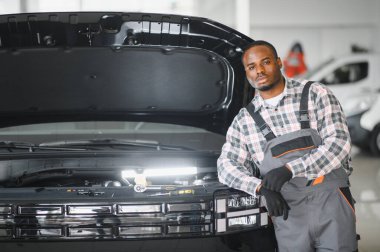 Gülümseyen araba tamircisi oto tamir servisinde.