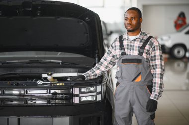 Otomatik mekanik bir rutin hizmet denetim hizmeti garajda gerçekleştirme.