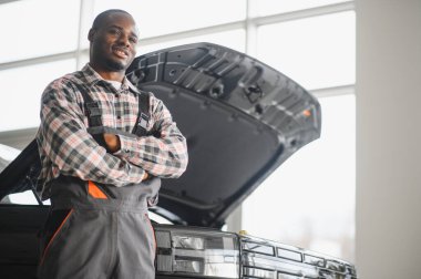 Otomatik mekanik bir rutin hizmet denetim hizmeti garajda gerçekleştirme.