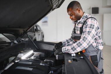 Gülümseyen araba tamircisi oto tamir servisinde.