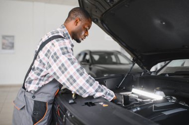 Otomatik mekanik bir rutin hizmet denetim hizmeti garajda gerçekleştirme.