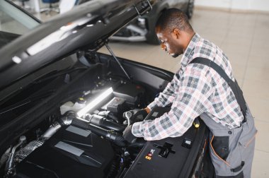Gülümseyen araba tamircisi oto tamir servisinde.