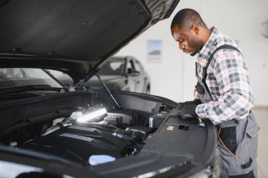 Gülümseyen araba tamircisi oto tamir servisinde.