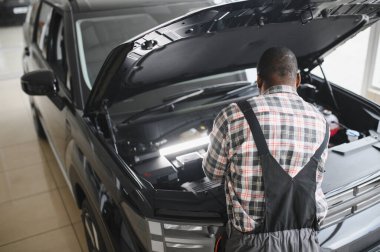 Gülümseyen araba tamircisi oto tamir servisinde.