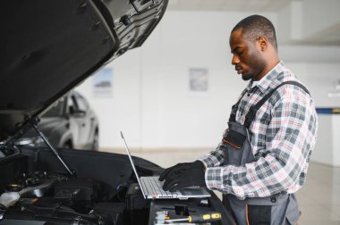 Otomobil bilgisayar teşhisi. Araba tamircisi motor arızasını arıyor.