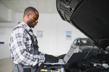 Otomatik mekanik bir rutin hizmet denetim hizmeti garajda gerçekleştirme.