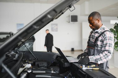 Otomobil bilgisayar teşhisi. Araba tamircisi motor arızasını arıyor.