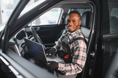 Otomobil bilgisayar teşhisi. Araba tamircisi motor arızasını arıyor.