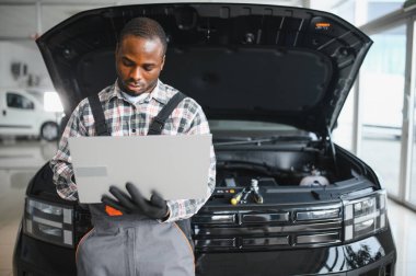 Otomobil bilgisayar teşhisi. Araba tamircisi motor arızasını arıyor.