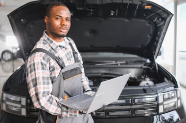 Otomobil bilgisayar teşhisi. Araba tamircisi motor arızasını arıyor.