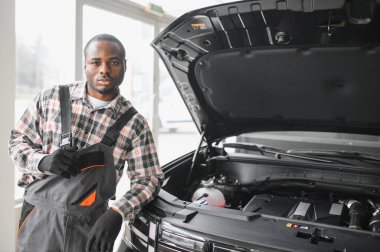 Otomatik mekanik bir rutin hizmet denetim hizmeti garajda gerçekleştirme.