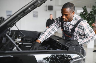 Otomatik mekanik bir rutin hizmet denetim hizmeti garajda gerçekleştirme.