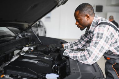 Gülümseyen araba tamircisi oto tamir servisinde.