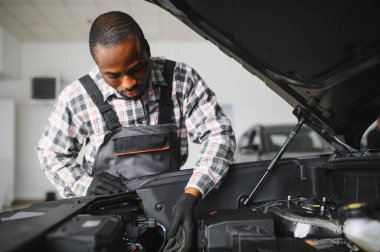 Otomatik mekanik bir rutin hizmet denetim hizmeti garajda gerçekleştirme.