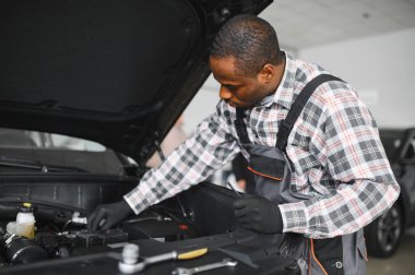 Otomatik mekanik bir rutin hizmet denetim hizmeti garajda gerçekleştirme.