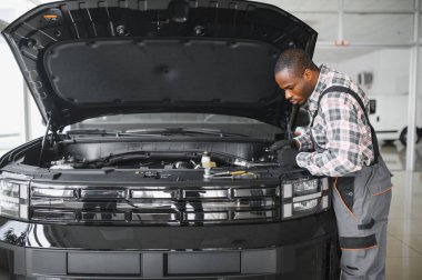 Otomatik mekanik bir rutin hizmet denetim hizmeti garajda gerçekleştirme.