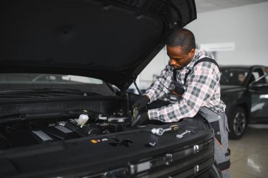 Gülümseyen araba tamircisi oto tamir servisinde.