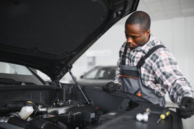 Otomatik mekanik bir rutin hizmet denetim hizmeti garajda gerçekleştirme.