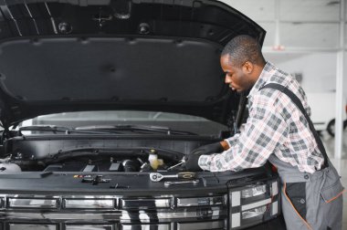 Gülümseyen araba tamircisi oto tamir servisinde.