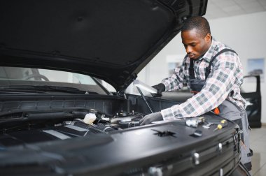 Gülümseyen araba tamircisi oto tamir servisinde.