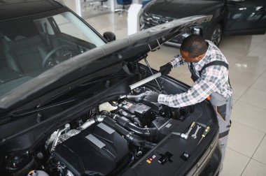 Otomatik mekanik bir rutin hizmet denetim hizmeti garajda gerçekleştirme.