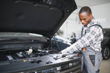 Gülümseyen araba tamircisi oto tamir servisinde.