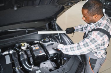 Otomatik mekanik bir rutin hizmet denetim hizmeti garajda gerçekleştirme.