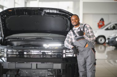 Otomatik mekanik bir rutin hizmet denetim hizmeti garajda gerçekleştirme.