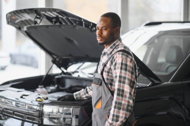 Otomatik mekanik bir rutin hizmet denetim hizmeti garajda gerçekleştirme.