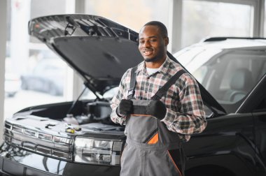 Gülümseyen araba tamircisi oto tamir servisinde.