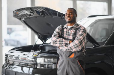 Otomatik mekanik bir rutin hizmet denetim hizmeti garajda gerçekleştirme.