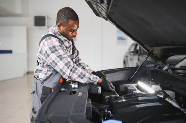 Otomatik mekanik bir rutin hizmet denetim hizmeti garajda gerçekleştirme.