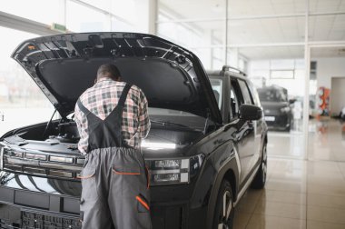 Otomatik mekanik bir rutin hizmet denetim hizmeti garajda gerçekleştirme.