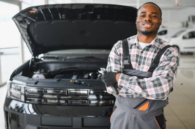 Gülümseyen araba tamircisi oto tamir servisinde.